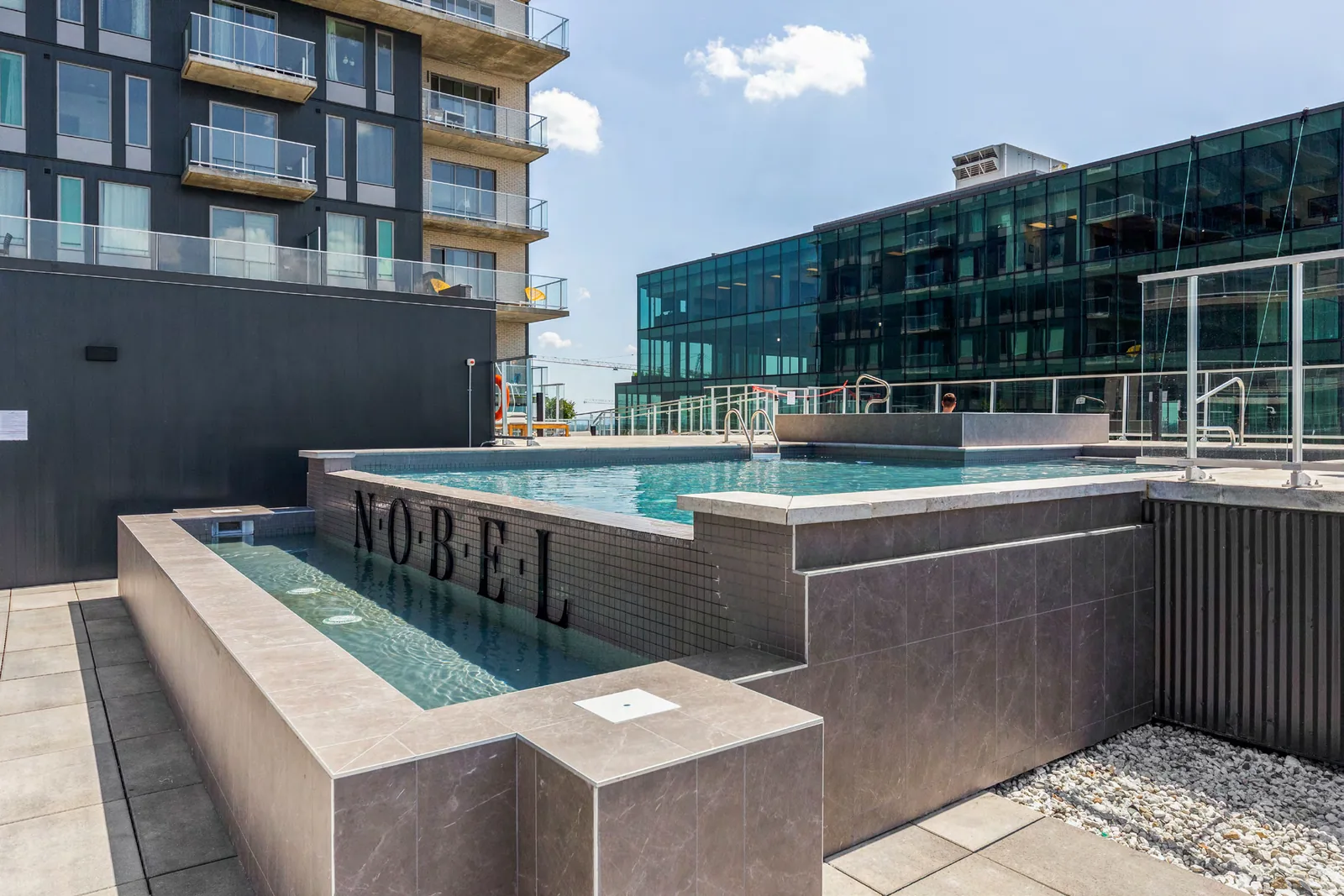 Perspective de la piscine extérieure · Nobel Condominiums · Devimco