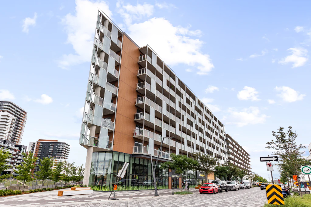 Immeuble Lumeo Sud et son rez-de-chaussée commercial à Solar Uniquartier, Brossard