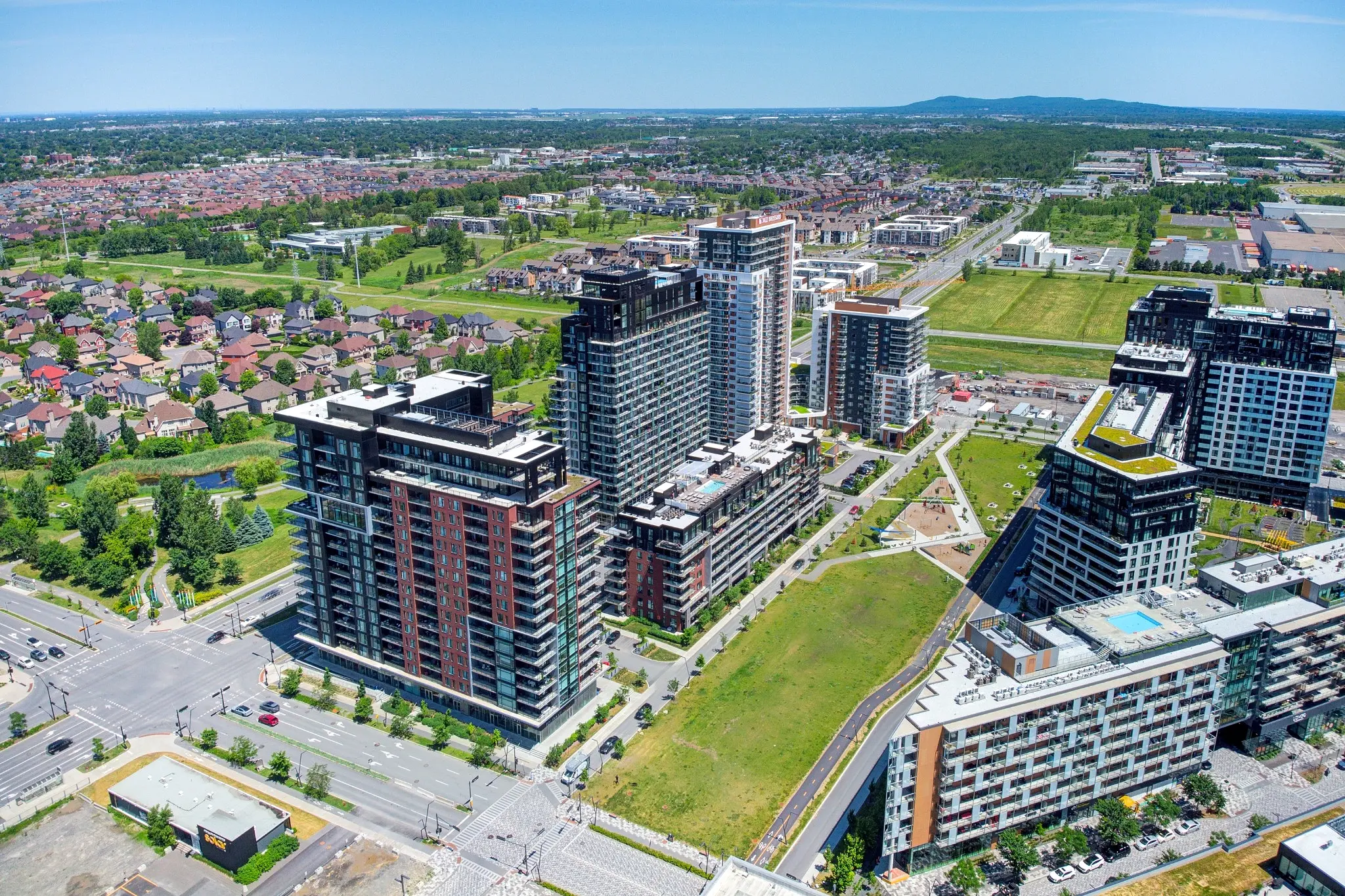 Vue aérienne réelle de Solar Uniquartier et de ses projets résidentiels à Brossard