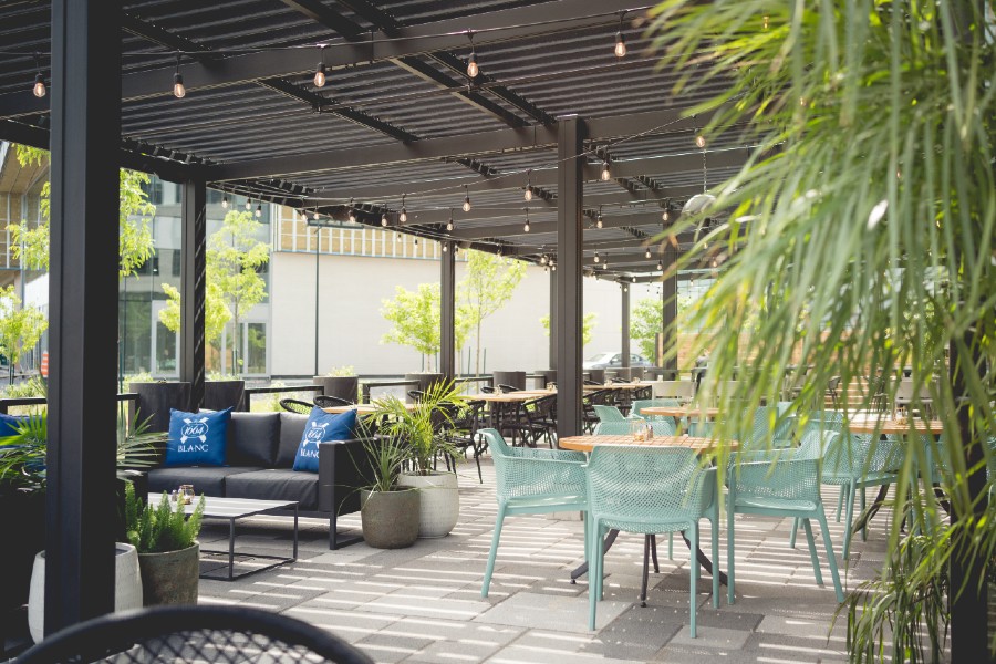 Terrasse extérieure du restaurant Vertigo à Solar Uniquartier, Brossard